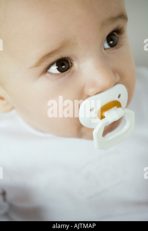 Baby mit Schnuller im Mund, Nahaufnahme Stockfoto