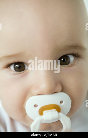 Baby mit Schnuller im Mund, Nahaufnahme Stockfoto