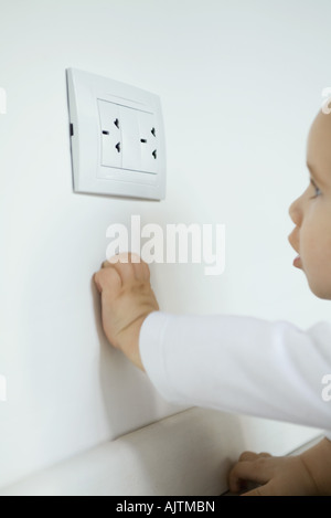 Baby betrachten Steckdose Stockfoto