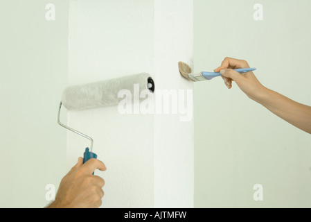 Mann und Frau, die Malerei mit Pinsel und Roller, close-up der Hände Stockfoto