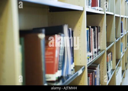 Bücherregale in Bibliothek Stockfoto