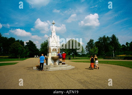 London England Regents Park Boys on Rollerskates Drinking from Ready Geldtrinkbrunnen Stockfoto