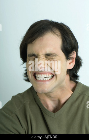 Augen schließen und ballte Zähne, portrait Stockfoto