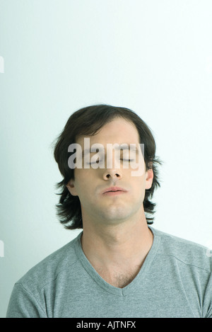 Man schließt die Augen, schnaufend, Wangen, Porträt Stockfoto