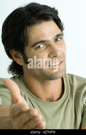 Mann, hält die Hand in Richtung Kamera, Porträt Stockfoto