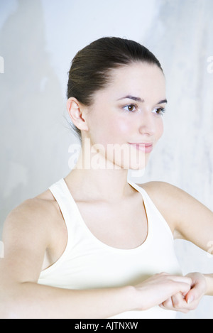Junge Frau tut Yoga-Pose, gefalteten Händen, Lächeln, Kopf und Schultern Stockfoto