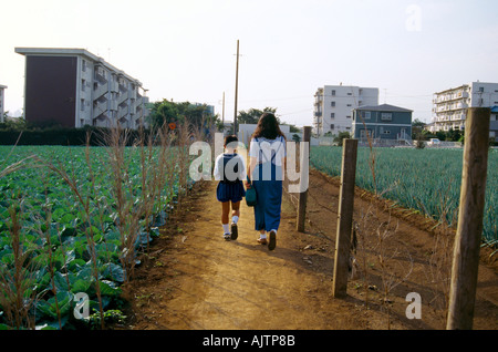 Tokyo Japan Mutter unter zehn Jahre alten Sohn zur Schule Stockfoto