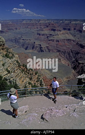 Besucher am Mather Point, Grand Canyon, Arizona, USA Stockfoto