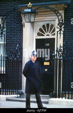 London England Polizist außerhalb Nummer 10 Downing Street Stockfoto