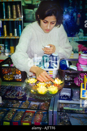 Wembley, London England Beleuchtung Diwali Kerzen im Shop Stockfoto