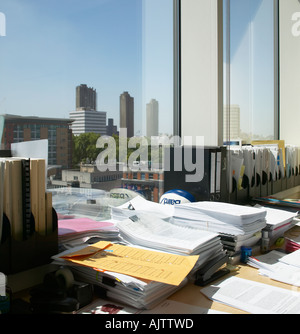 Büroalltag und Innenräume, Teil zwei. Dateien und Dokumente auf einem Schreibtisch. Stockfoto