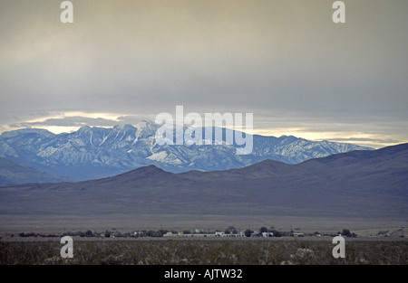 Mt Charleston in Spring Mountains, Nevada, gesehen von CA 190 Autobahn, im Vordergrund Stadt Death Valley Junction, Kalifornien USA Stockfoto