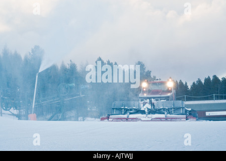 Schneepflug auf Skipiste Stockfoto