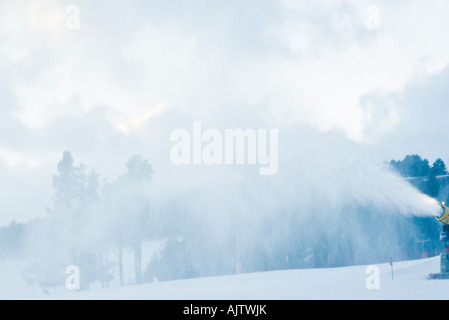 Schneefräse auf Skipiste Stockfoto