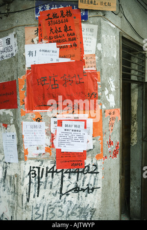 Flyer auf Chinesisch an Wand eingefügt Stockfoto