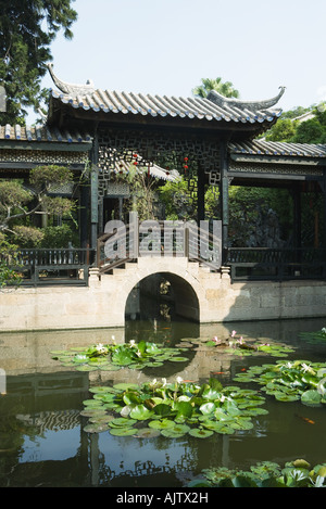 Chinesische Tempel, Seerosenteich und Pagode Stockfoto