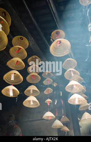 An der Decke im chinesischen Tempel Weihrauch Stockfoto