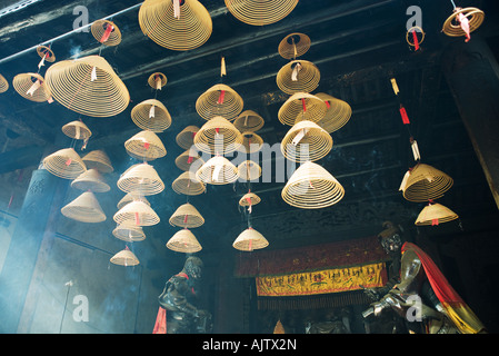 An der Decke im chinesischen Tempel Weihrauch Stockfoto