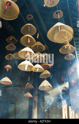 Weihrauch hängen von der Decke im chinesischen Tempel, niedrigen Winkel Ansicht Stockfoto