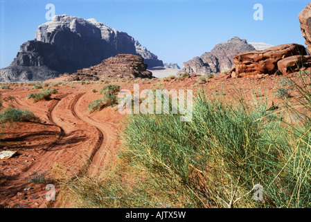 Jordan, Feldweg in Richtung Felsformationen Stockfoto