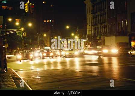 New York, New York, USA, Autos in der Nacht von Ampel herausziehen Stockfoto