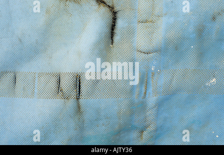 In der Nähe eines Stückes von blau und gold Plane oder heavy-Duty wasserdichte Tuch mit einem gedruckten überqueren und teilt Stockfoto