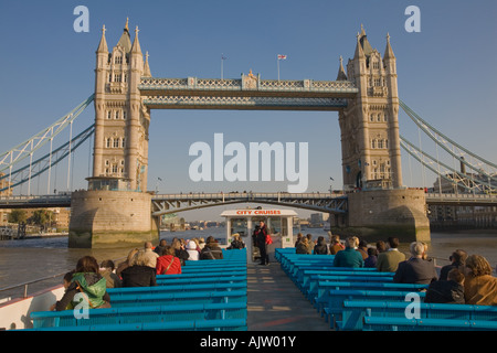 Tower Bridge von einem Fluss Kreuzfahrt Boot auf der Themse London Stockfoto
