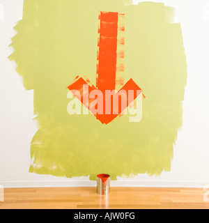 Roter Pfeil auf Wand unter Hinweis auf der Farbe Stock können gemalt Stockfoto