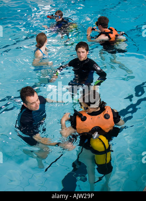 Tauchausbildung mit einem Lehrer und Schüler in einem Schwimmbad UK Stockfoto