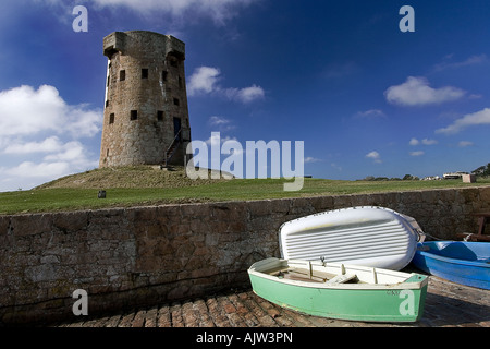 Blick auf La Hocq Martello-Turm mit Dingies auf Aufschleppe im Vordergrund. Jersey, Channel Islands, British Isles. Stockfoto