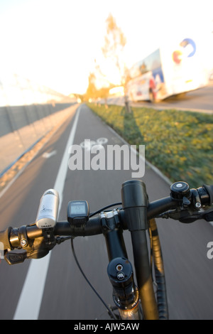 Lenker von Fahrrad auf Radsport Bahn und Bus auf der Straße, in der Nähe von London Heathrow Flughafen England UK Stockfoto