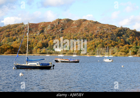 Segelboote am Lake Windermere in der Herbst-Sonne im Oktober. Stockfoto