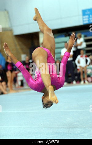 Junior Gymnastik Champion Becky Downie führt einen Backflip in ihrer Etage Routine beim britischen Gymnastik Finale 2006 Stockfoto