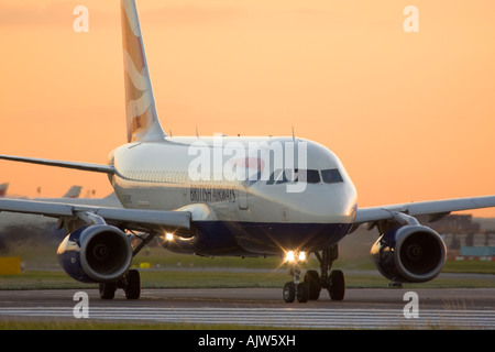 British Airways Airbus A319-131 Rollen für Abflug am Flughafen Heathrow, London, England, UK. Stockfoto