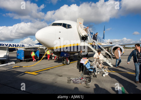 Passagiere aussteigen einem Ryanair-Flug am Flughafen Stansted während Gepäck entladen wird, einschließlich baby-Buggys England UK Stockfoto
