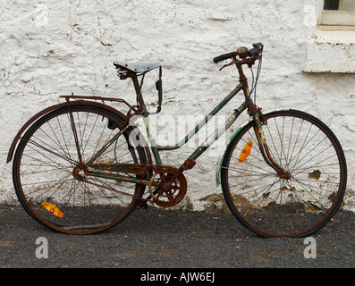 Ein altes Fahrrad Wand gelehnt. Stockfoto