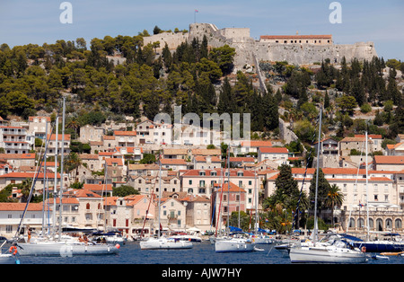 Hafen von Hvar Stadt und Zitadelle Insel Hvar Dalmatien Kroatien Stockfoto