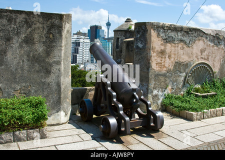 Eisen-Kanone-Fortaleza Monte Festung aus der Kolonialzeit in Macau SAR Macau Tower im Hintergrund Stockfoto