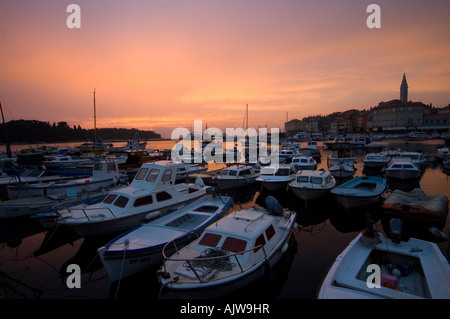 Sonnenuntergang über den Hafen von Rovinj in Kroatien Stockfoto