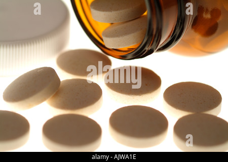 Vitamin Tabletten und Flasche Stockfoto