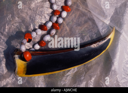 Toucan Rechnung Halskette Schmuck zum Verkauf auf einem lokalen Dorfmarkt im peruanischen Amazonas-Regenwald Stockfoto