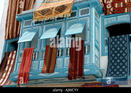 Eine typisch tunesische Teppichgeschäft in Kairouan Medina Tunesien Stockfoto