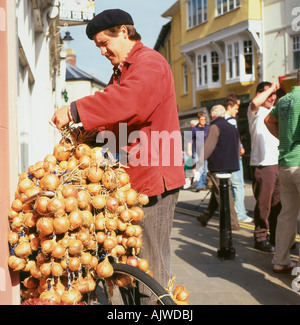 Französische Zwiebel Verkäufer auf den Straßen von Brecon Powys Wales UK KATHY DEWITT Stockfoto