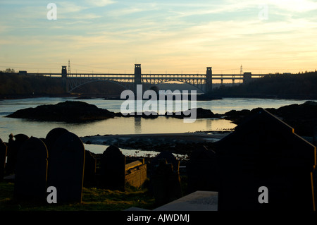 Die Britannia Bridge über die Menaistraße zwischen Anglesey und dem Festland von Nord-Wales Stockfoto