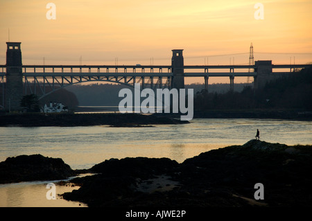 Die Britannia Bridge über die Menaistraße zwischen Anglesey und dem Festland von Nord-Wales Stockfoto