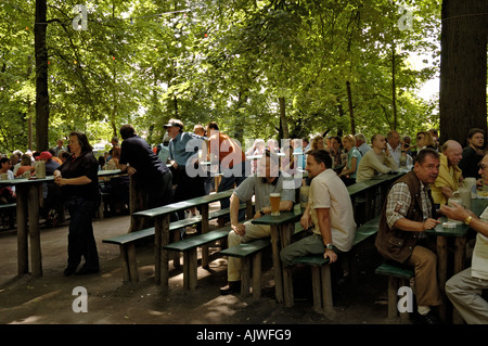 Welten ältesten Bierfest, Deutschland, Bergkirchweih Erlangen;  Menschen sitzen auf Bänken an Tischen im Biergarten. Stockfoto