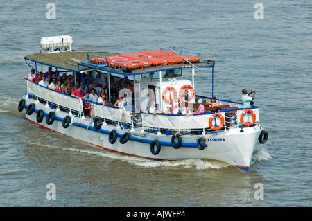 Horizontale Nahaufnahme von Boot auf der Themse voller Touristen genießen eine geführte Tour durch London. Stockfoto