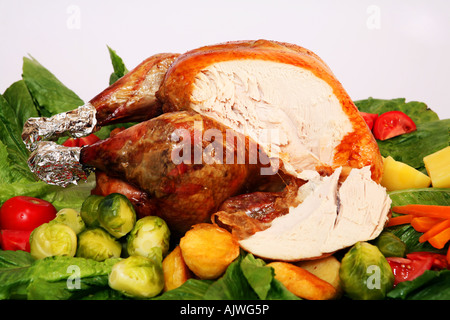 Ein festlicher Truthahn mit allem Drum und dran auf Salatbett Stockfoto