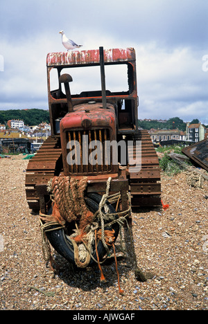 England Sussex Hastings alte verwitterter Traktor geparkt am Strand zum Angeln Boote Sea Gull festmachen thront an der Spitze Stockfoto