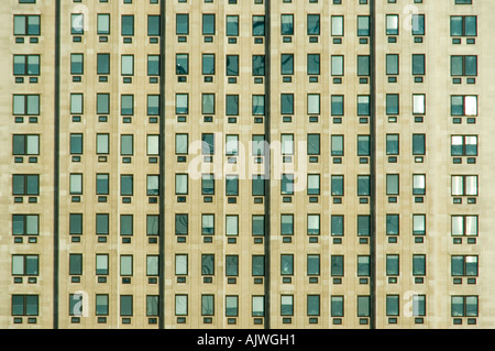 Horizontale Nahaufnahme von symmetrischen Fensterreihen auf einem großen Bürogebäude. Stockfoto